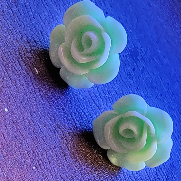 COPY - Fashion Resin Stud Flower Earrings 🌱 EUC - Picture 4 of 8